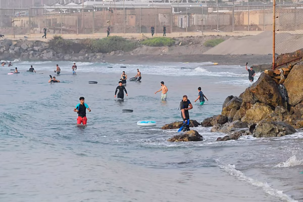Miles de migrantes cruzan sin control de Marruecos a Ceuta