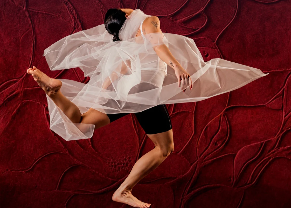 La Compañía Nacional de Danza Contemporánea llega este fin de semana a la Sala Manuel Rueda con el encanto de “Carmesí”