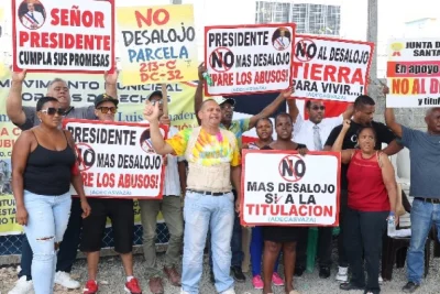 Partidos de oposición exigen al Gobierno detener los desalojos en La Caleta