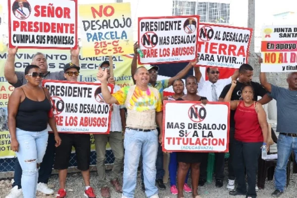 Partidos de oposición exigen al Gobierno detener los desalojos en La Caleta