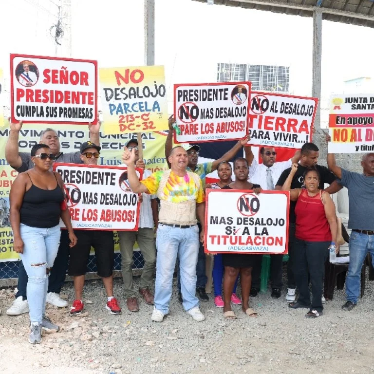 Partidos de oposición exigen al Gobierno detener los desalojos en La Caleta