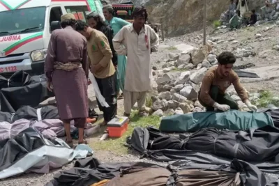 Al menos 40 muertos y 8 heridos tras caer un autobús por un barranco en Pakistán