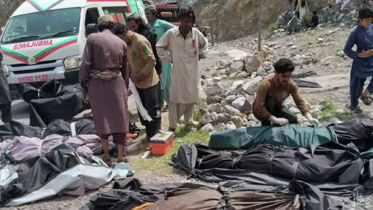 Al menos 40 muertos y 8 heridos tras caer un autobús por un barranco en Pakistán