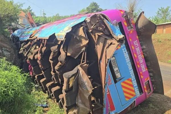 Ascienden a 24 los muertos tras el accidente de un autobús escolar en el este de Uganda