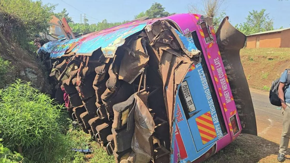 Ascienden a 24 los muertos tras el accidente de un autobús escolar en el este de Uganda