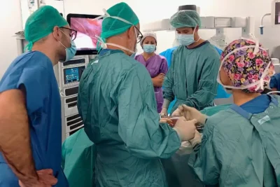 Primer trasplante entre personas con VIH se realiza con éxito en España