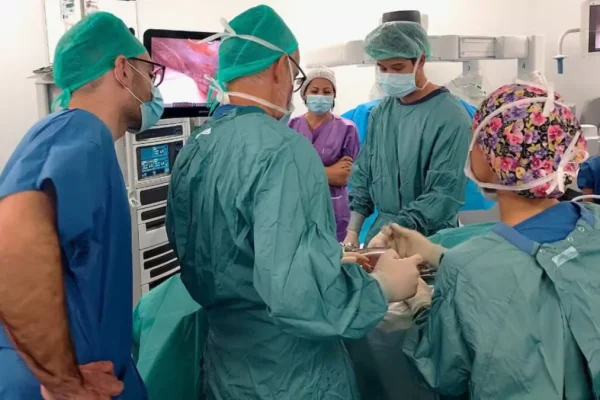 Primer trasplante entre personas con VIH se realiza con éxito en España