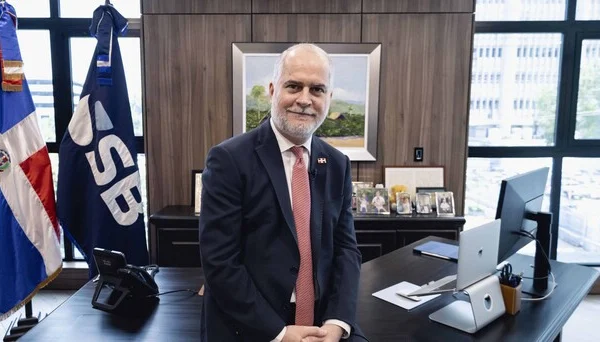 Alejandro Fernández Whipple anuncia su salida de la Superintendencia de Bancos tras seis años de gestión