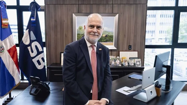 Alejandro Fernández Whipple anuncia su salida de la Superintendencia de Bancos tras seis años de gestión