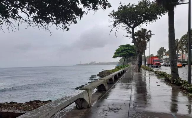 Vaguada y nueva onda tropical provocarán aguaceros; mantienen 11 provincias en alerta