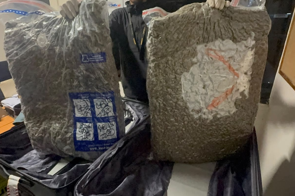 Incautan casi 29 libras de marihuana en una maleta abandonada en Las Américas