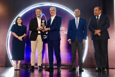 Presidente Abinader entrega galardón a Grupo Rensa como mejor empresa de energía solar del año