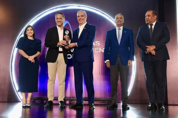 Presidente Abinader entrega galardón a Grupo Rensa como mejor empresa de energía solar del año