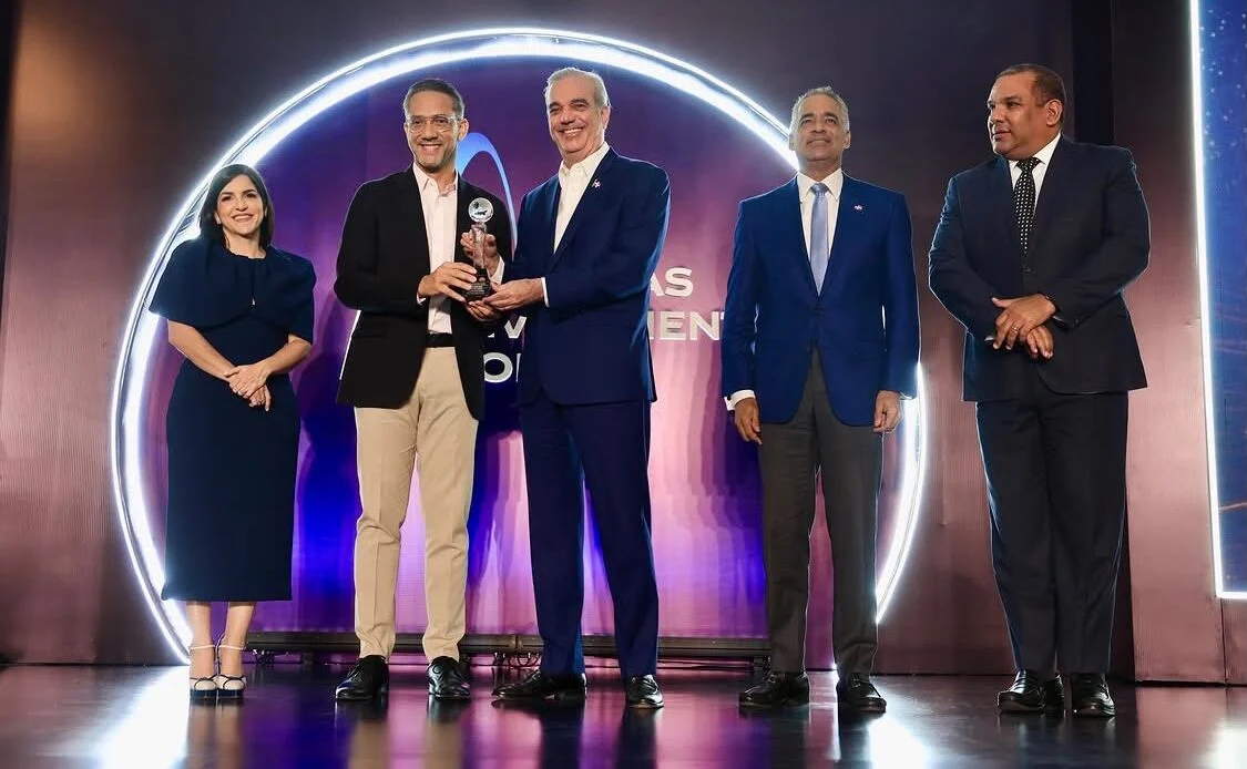 Presidente Abinader entrega galardón a Grupo Rensa como mejor empresa de energía solar del año
