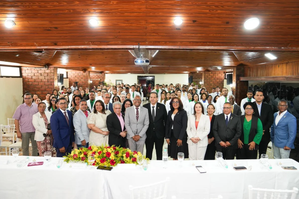 Salud Pública y CMD impulsan nueva generación de médicos especialistas para fortalecer el sistema de salud