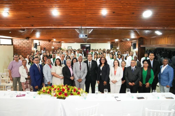 Salud Pública y CMD impulsan nueva generación de médicos especialistas para fortalecer el sistema de salud