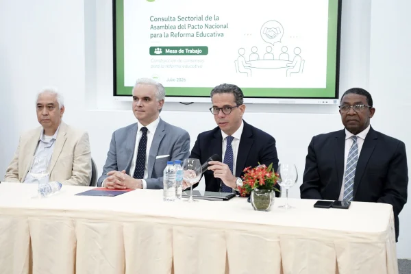 Luis De Camps destaca la educación como eje del desarrollo en foro del Pacto Educativo