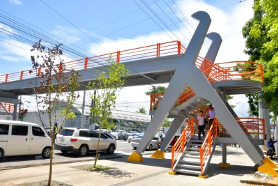 Tras 22 años de espera, el puente peatonal de la avenida Ortega y Gasset comienza a salvar vidas