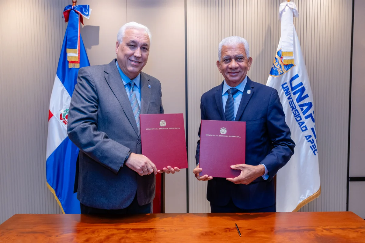 Senado firma alianza con UNAPEC para fortalecer formación de su personal y servicios bibliotecarios