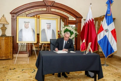 Abinader firma libro de condolencias por muerte del exgobernante de Qatar