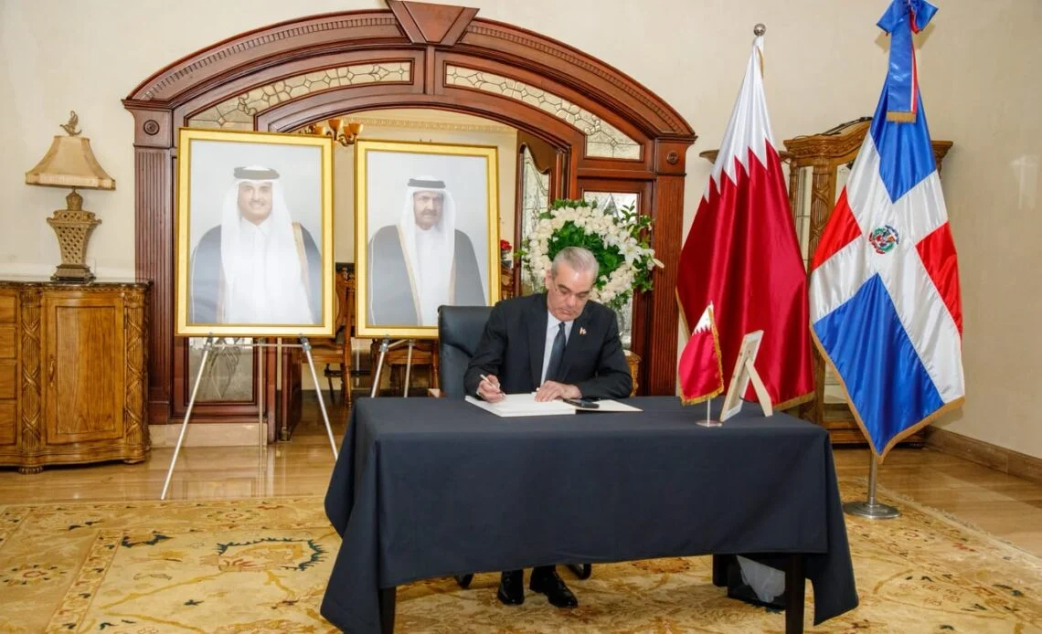 Abinader firma libro de condolencias por muerte del exgobernante de Qatar