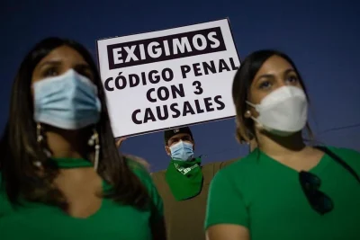 Más de 30 mujeres piden al Congreso reabrir debate sobre las tres causales en el Código Penal