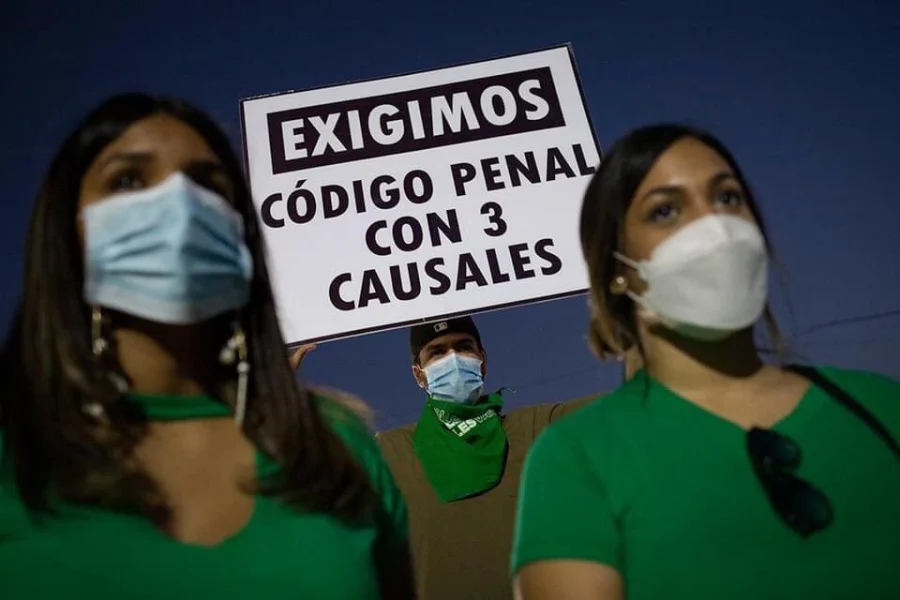 Más de 30 mujeres piden al Congreso reabrir debate sobre las tres causales en el Código Penal