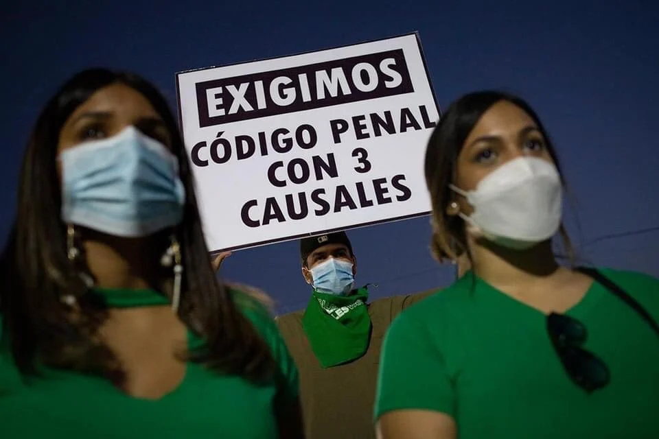 Más de 30 mujeres piden al Congreso reabrir debate sobre las tres causales en el Código Penal