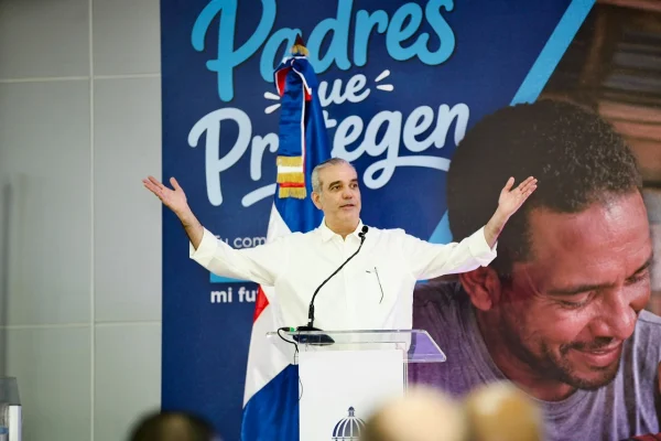 Abinader llama a los padres dominicanos a cuidar y proteger siempre a sus familias