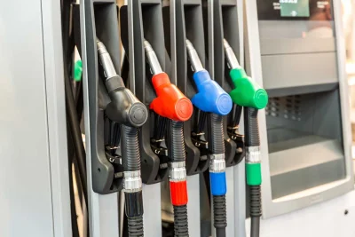 Gobierno congela los precios de los principales combustibles