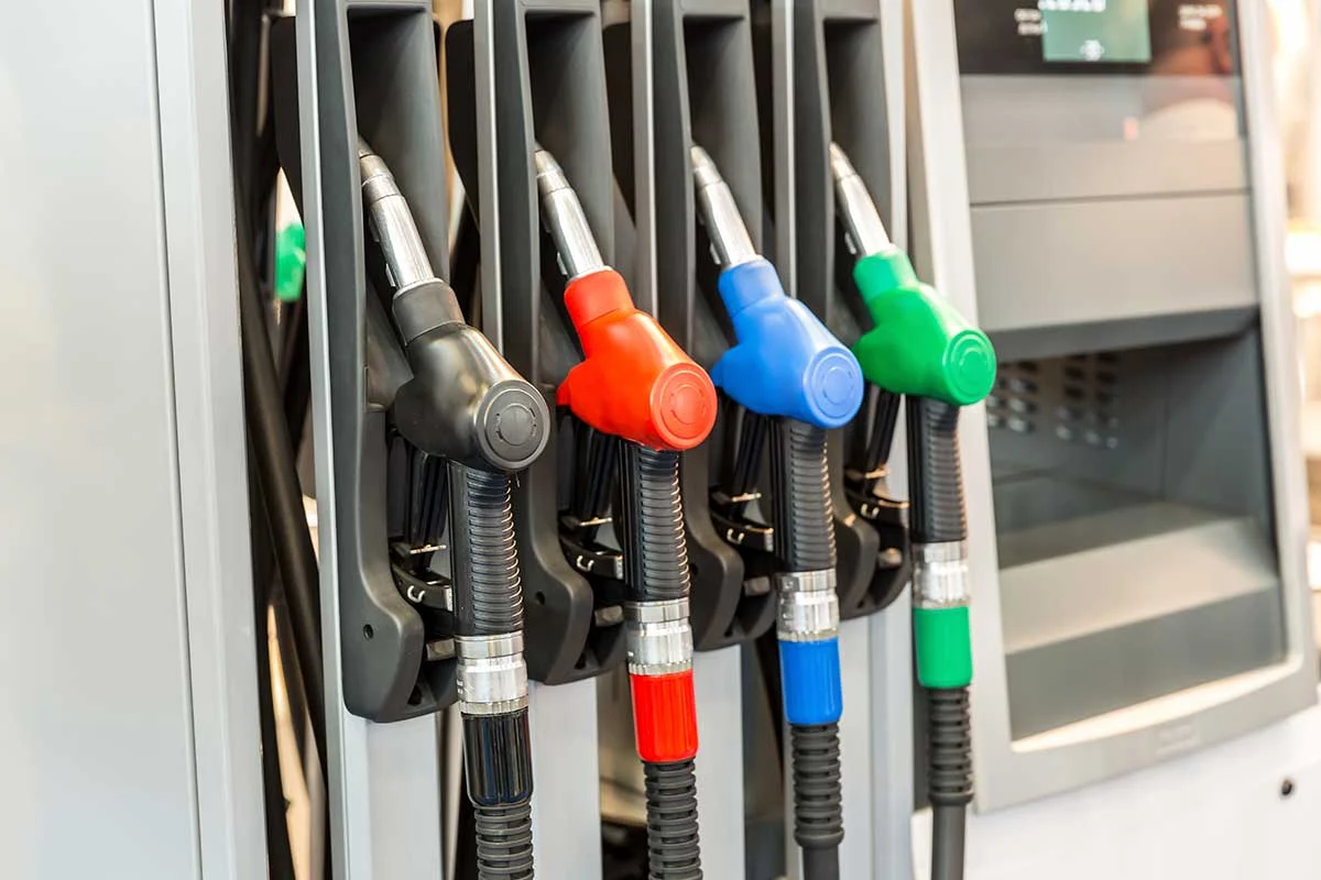 Gobierno congela los precios de los principales combustibles