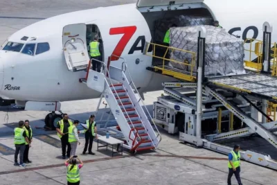 Primer envío de ayuda de EE. UU. a Cuba desafía tensiones bilaterales