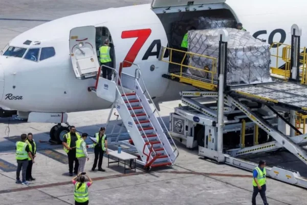 Primer envío de ayuda de EE. UU. a Cuba desafía tensiones bilaterales
