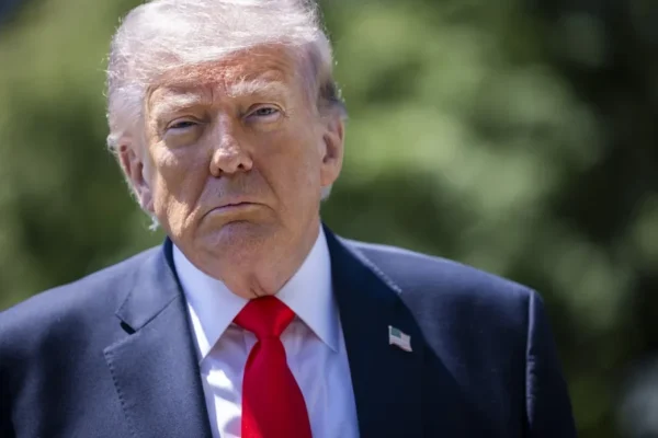 Trump pausa ataques contra Irán y advierte que volverá a bombardear si fracasa el diálogo