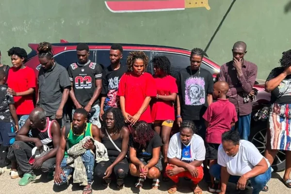 Detienen a conductor con 19 migrantes haitianos en Monción