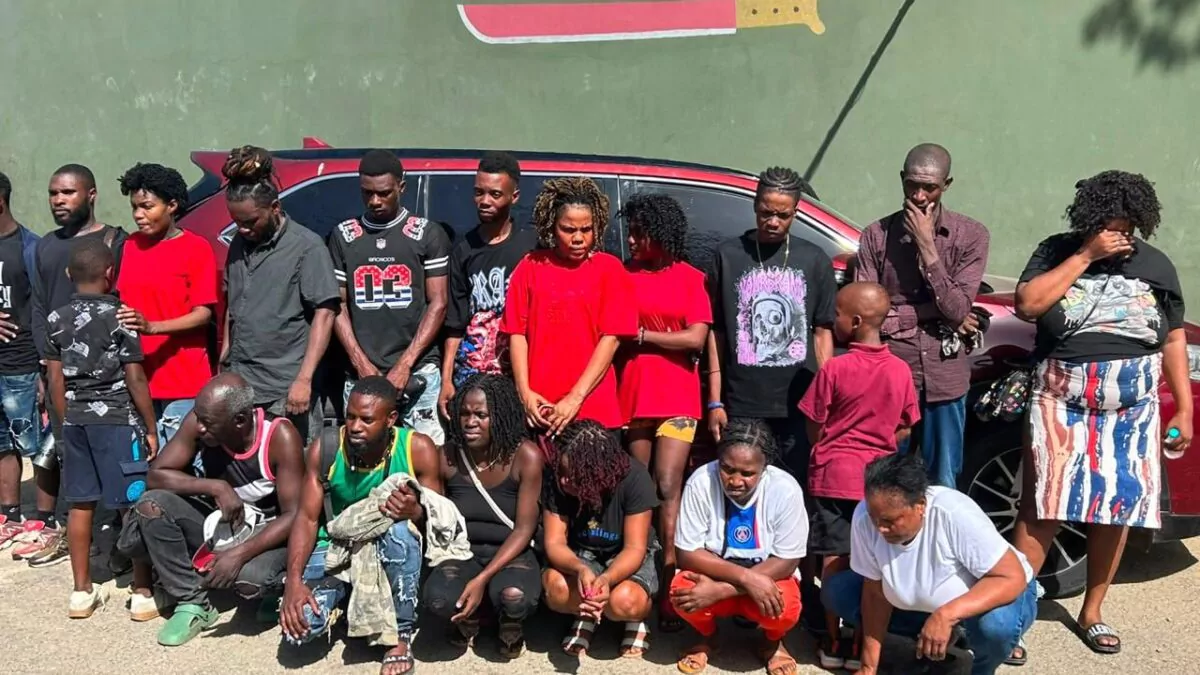 Detienen a conductor con 19 migrantes haitianos en Monción
