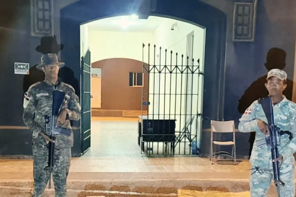 Ejército ocupa 240 litros de clerén durante operativo en Playa Punta Luna, Montecristi