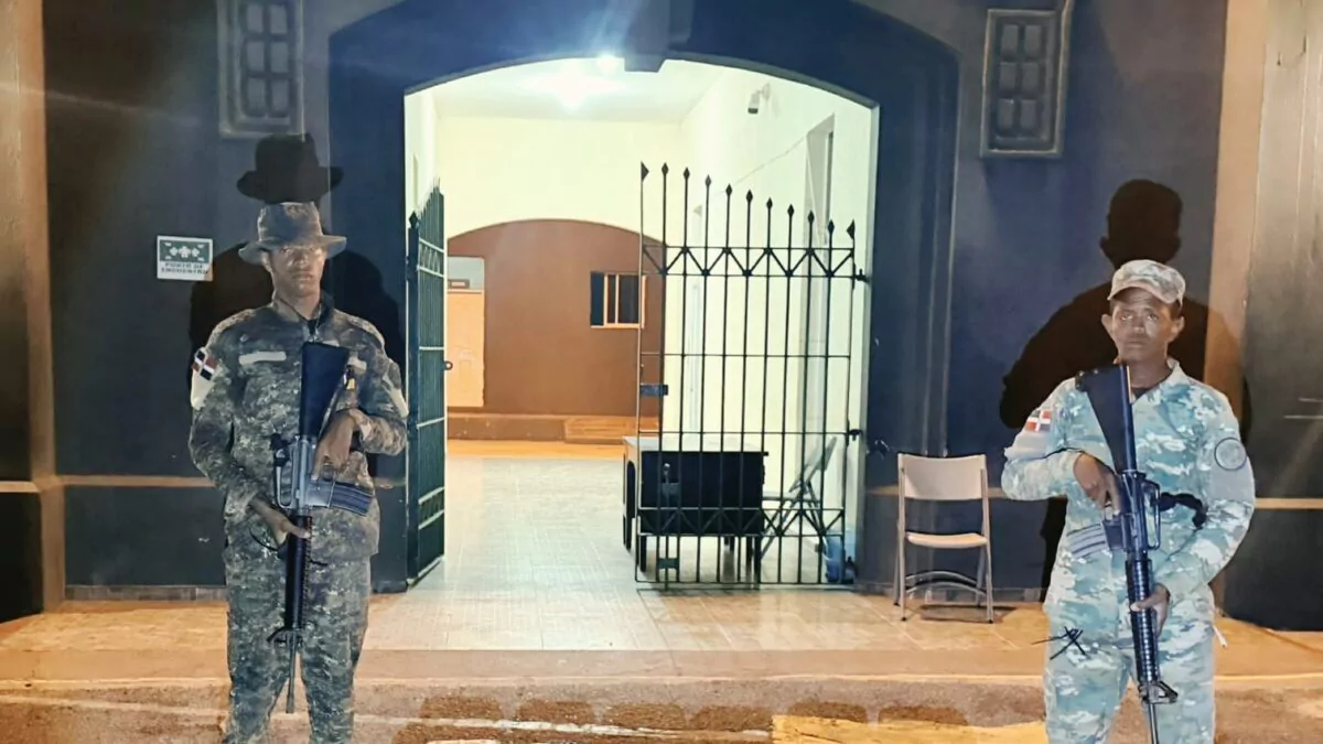 Ejército ocupa 240 litros de clerén durante operativo en Playa Punta Luna, Montecristi