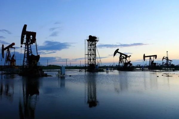 El petróleo de Texas baja un 0.8 % ante negociaciones indirectas entre EE.UU. e Irán