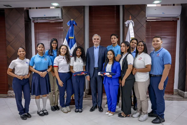 Delegación de estudiantes representará al país en Kenia y Estados Unidos en programas internacionales de liderazgo y debate