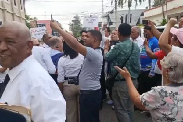 Médicos protestan en La Vega para exigir la libertad de odontólogos acusados de presunta mala práctica