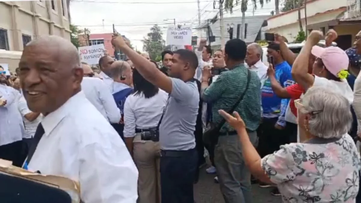Médicos protestan en La Vega para exigir la libertad de odontólogos acusados de presunta mala práctica