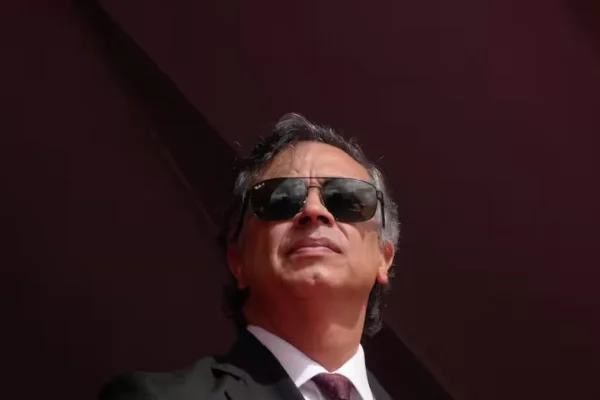 Petro se despide de las tribunas con llamado a una huelga general contra De la Espriella