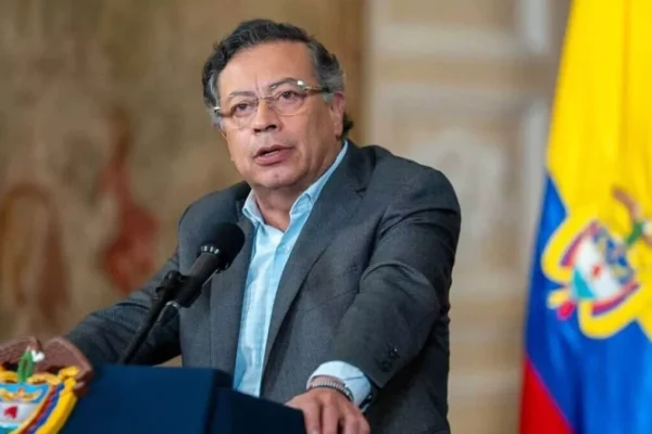 Petro bajo presión por escándalo de corrupción antes del traspaso de poder