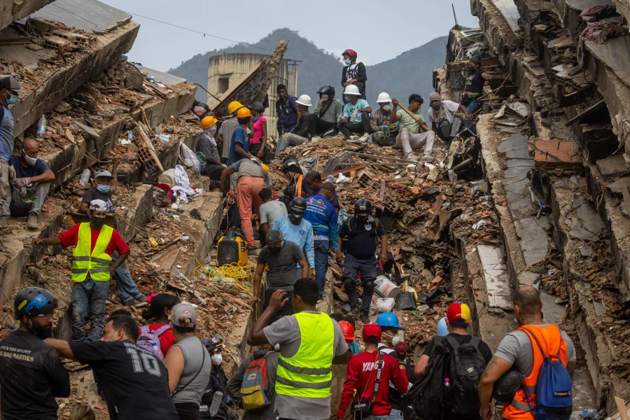 Suben a 3,685 los muertos por los terremotos en Venezuela