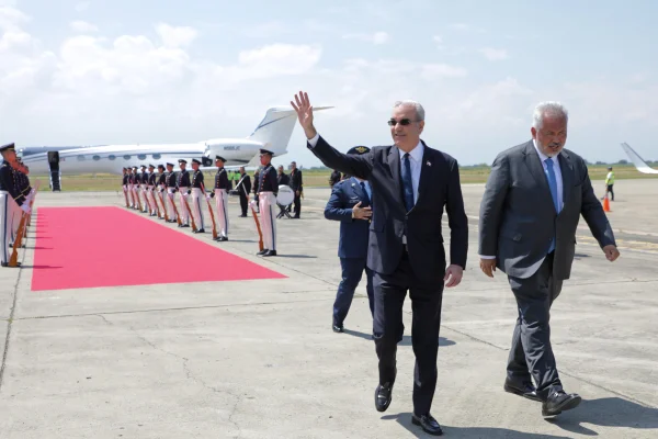 Abinader llega a Cali para participar en la transmisión de mando presidencial de Colombia