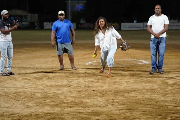 Nati Casado abre la Semana Deportiva de Cabarete tras gestionar aportes para iluminar y remozar el play