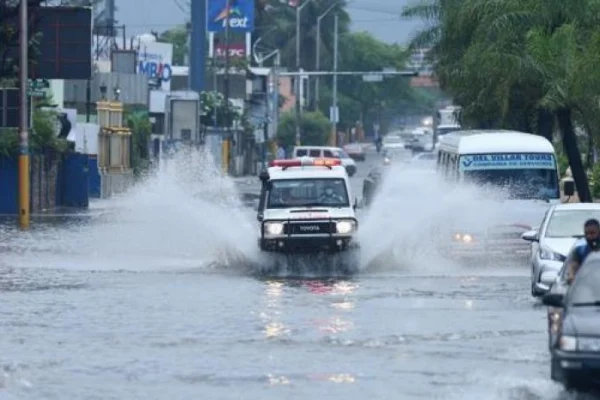 Vaguada y onda tropical generarán aguaceros este lunes; siguen las provincias en alerta
