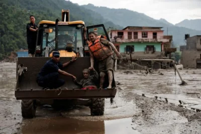 Más de 3,000 trabajadores participan en rescates tras graves inundaciones en la frontera de Nepal y China
