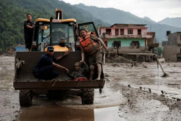 Más de 3,000 trabajadores participan en rescates tras graves inundaciones en la frontera de Nepal y China